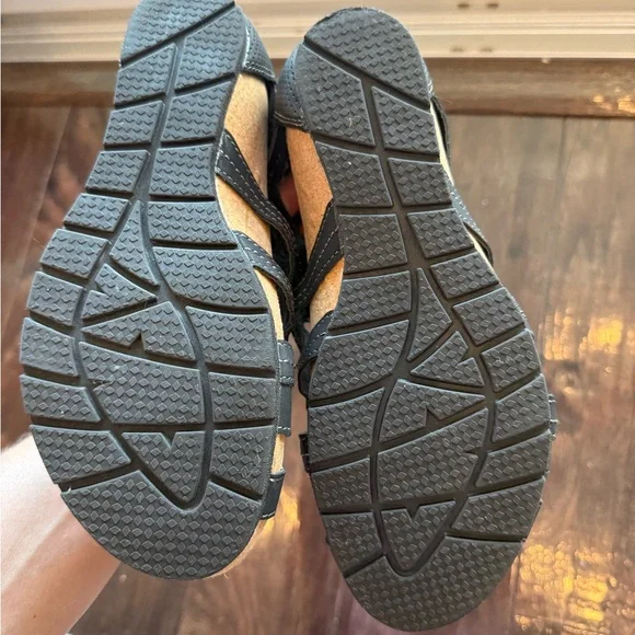 Earth Origins, Black Gladiator Sandals, size 7 - Picture 4 of 4